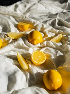 Žlutý citrus na bílé textilii