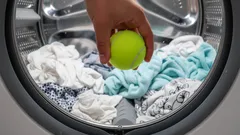 Proč dávat tenisový míček do pračky: trik, který vám usnadní život
