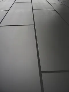 Bílo-černé dlaždice na podlaze s výrazným vzorem