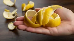 Vyhazujete citronové slupky? Tady je něco, co s nimi můžete snadno udělat za 5 minut