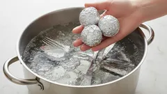 Zapomeňte na drahé prostředky. Jak snadno vyčistit příbory do lesku pomocí hliníkové fólie?