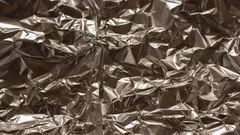 Textura pokrčené hliníkové fólie černobílá
