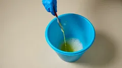 Stačí dvě lžíce tohoto domácího prostředku do kbelíku a vaše podlahy budou zářit